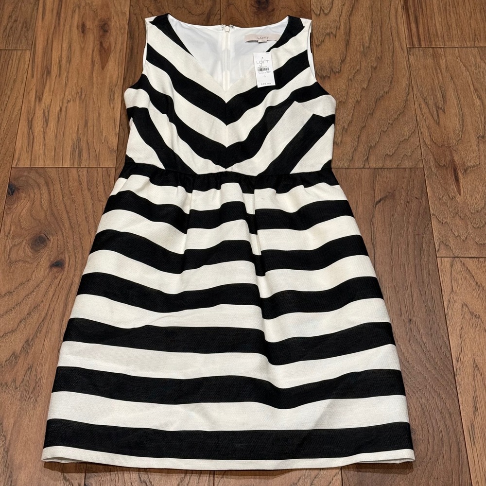 Ann Taylor LOFT Striped V-Neck‎ Fit and Flare Dress Black White Size 0 NWT